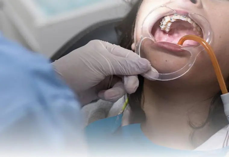 Niña recibiendo atención odontológica en el consultorio