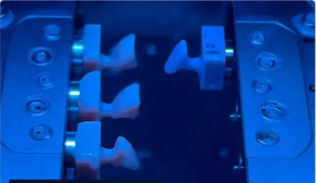 Máquina de fresado CAD/CAM trabajando en el laboratorio