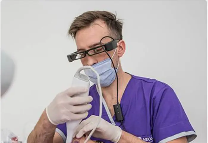 Escáner intraoral capturando la boca del paciente